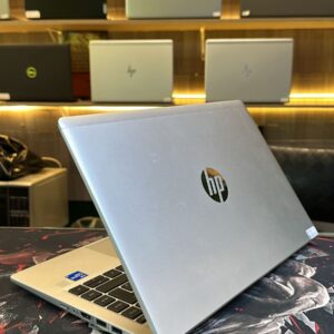 HP Elitebook com processador Intel Core i5 de 12ª geração, 16GB de RAM, SSD de 256GB, leitor biométrico, teclado luminoso e tela Full HD de 14.6 polegadas é um notebook com bom desempenho e recursos para tarefas diversas, incluindo trabalho e entretenimento.