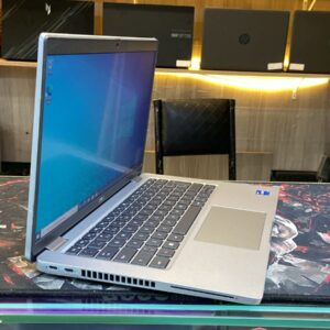 O Dell Latitude 5420 com processador Intel Core i7 de 11ª geração, 16GB de RAM, 512GB de SSD e tela de 14.6 polegadas é um notebook voltado para o mercado empresarial, oferecendo desempenho e recursos para diversas tarefas.
