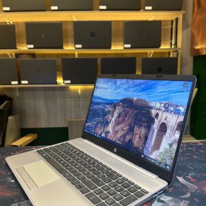 O HP 250 G8 com processador Intel Core i5-1035G1, 16GB de RAM, SSD de 256GB e tela de 15.6" com resolução 1920x1080 é um notebook projetado para uso geral, oferecendo bom desempenho para tarefas do dia a dia, estudos e trabalho. A combinação de processador, memória e armazenamento rápido garante uma boa experiência de uso. A tela de 15.6" com resolução Full HD proporciona imagens nítidas e detalhadas.