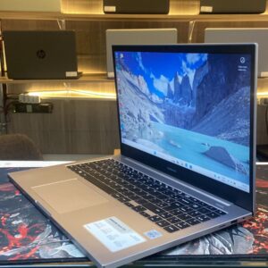 O Samsung Book X30 com as especificações fornecidas (i5 de 10ª geração, 8GB de RAM, 256GB SSD, 1TB HD, e tela de 15.6") é um notebook voltado para tarefas do dia a dia e uso casual, com bom desempenho para multitarefas e armazenamento para arquivos. A combinação de SSD e HD permite um bom equilíbrio entre velocidade e capacidade de armazenamento.