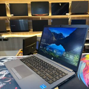 O HP 240 G8 com processador Intel Core i5-1135G7, 16GB de RAM DDR4, SSD NVMe de 512GB e tela de 14.6" (1920x1080) é um notebook com bom desempenho para tarefas do dia a dia e multitarefa, com armazenamento rápido e tela de boa resolução.