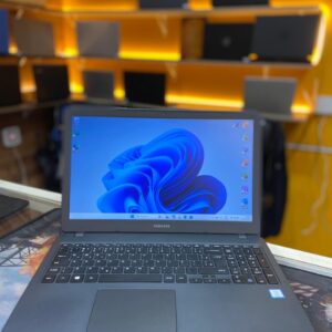 Samsung 350x   Processador:i5-8• Memória:8gb Armazenamento: 256gb Tela:15.6   R$ 2.400,00 em 10x s/juros  Ou  R$ 2.200,00 avista