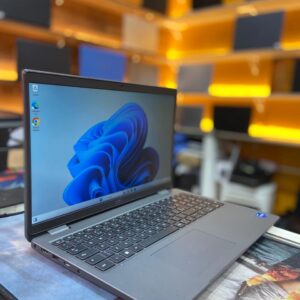 Dell latitude 3540   Processador: i5-12  Memória: 8gb  Armazenamento: 256gb  Tela: 15.6 FHD  Teclado: retroiluminado  R$ 3.600,00 em até 10x s/juros  Ou  R$ 3.400,00 avista